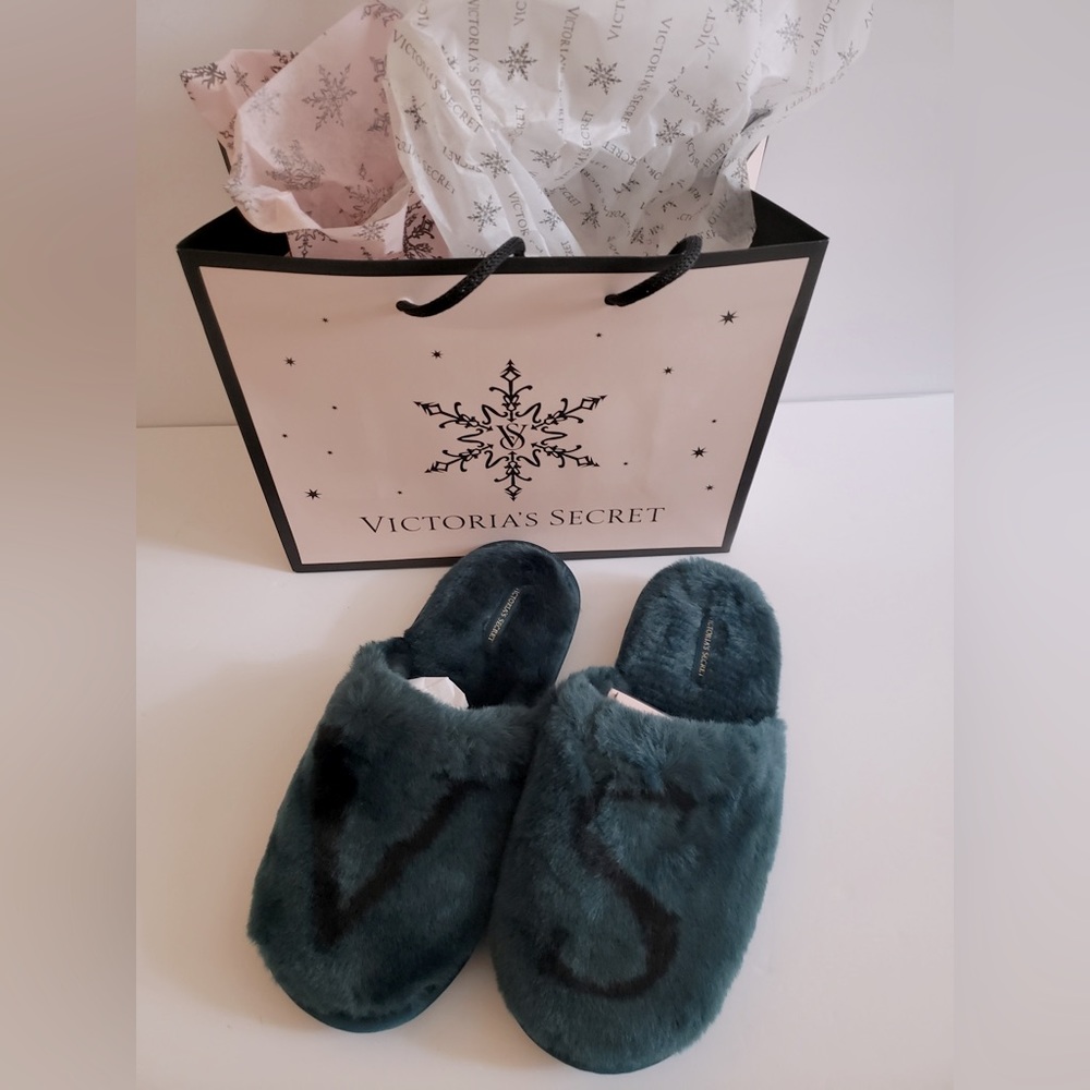 SOFT VICTORIA’S SECRET FUZZY SLIPPERS